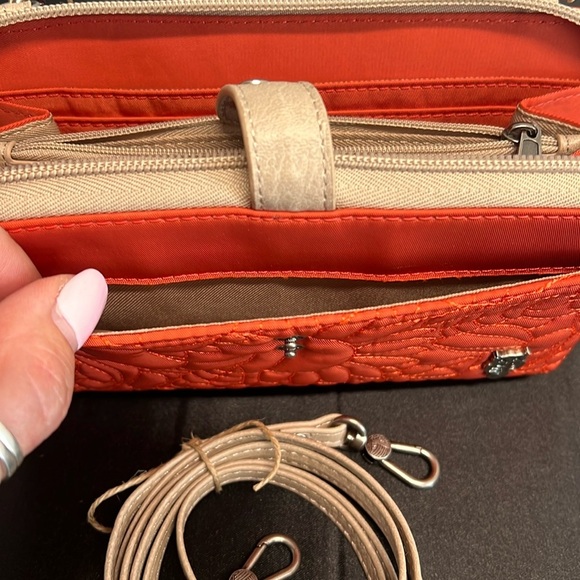 Sakroots | Cyan Smart Phone Crossbody/Wallet/Wristlet ~ Made Recycled Bottles ♻️ - Picture 11 of 14